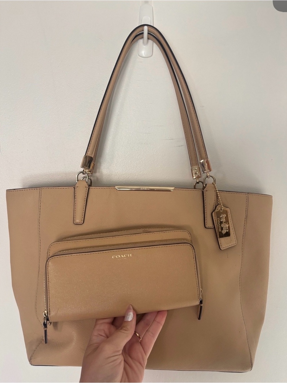 Coach Madison tote Beige Leather Shoulder Tote with Matching Wallet
2fer